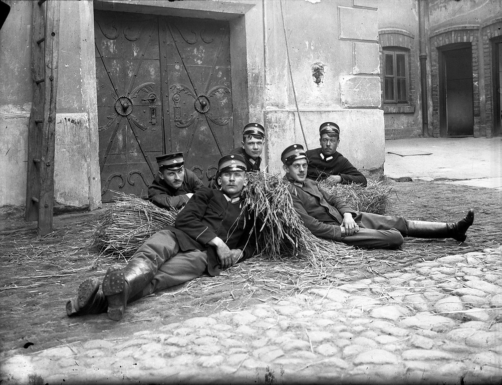 II Oddział Straży Ogniowej w Ratuszu, Senatorska 16, rok 1917. Pod magazynem paszy leżą od lewej: sekretarz Markiewicz, topornik Gajewski, Marczak, topornik Antoni Fanfara i ? (C) Archiwum Rodziny Rychterów