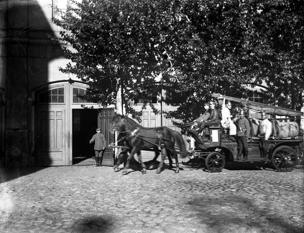 II Oddział Straży Ogniowej w Ratuszu, 1916-1917. "Pogotowie" wraca z akcji. Na pierwszym piętrze -- moje okna (Witold Rychter). (C) Archiwum Rodziny Rychterów